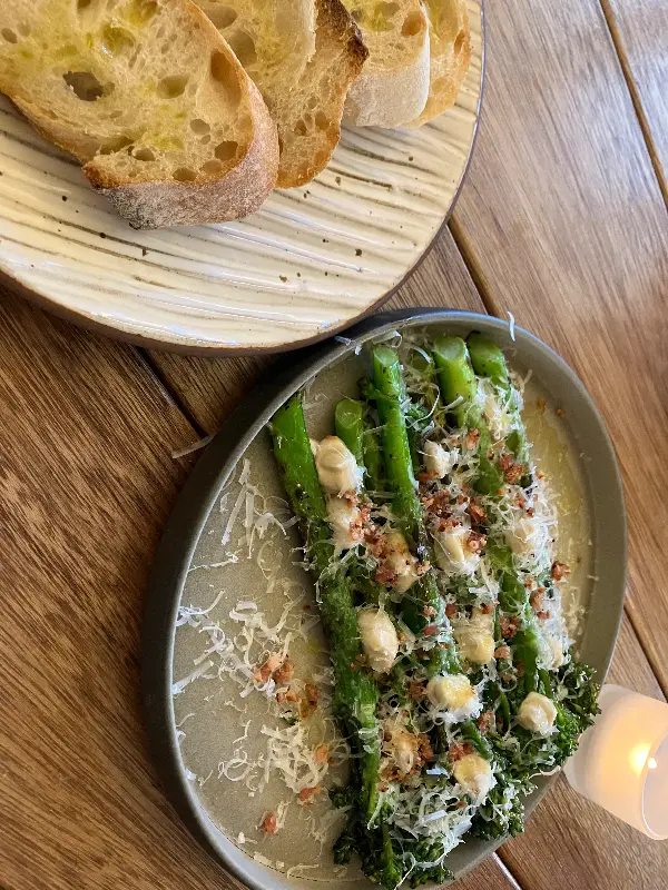 식전빵과 아스파라거스