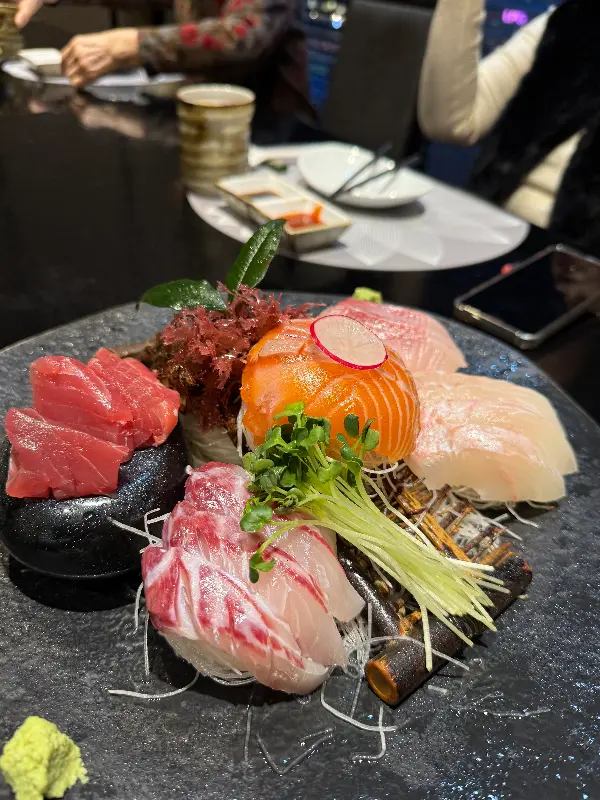 보기 좋게 담겨 나온 사시미 모듬