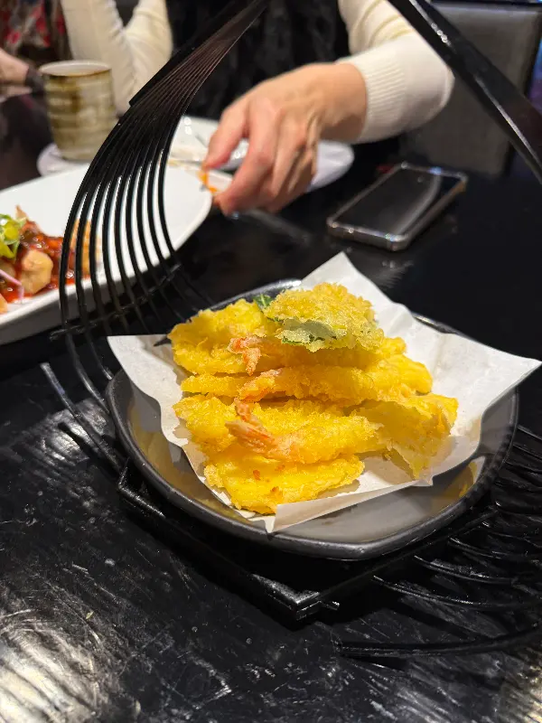 금방 튀겨져 나온 튀김