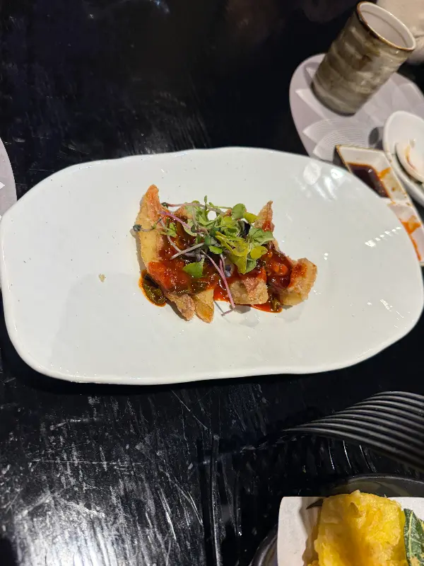 새콤달콤한 소스가 곁들여진 튀김