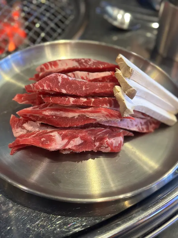 신선한 생갈비살의 모습