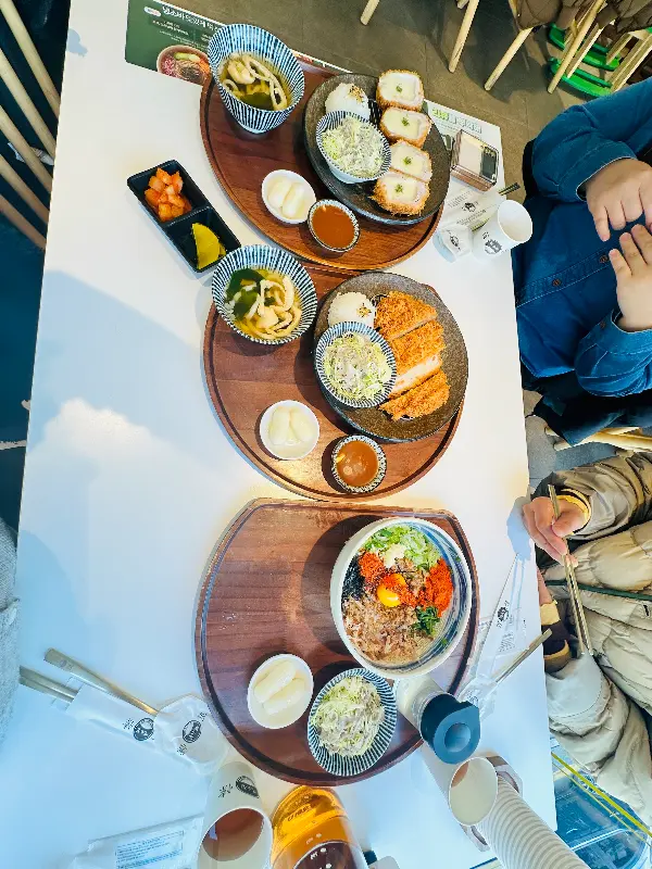 테이블 가득 채운 음식 사진