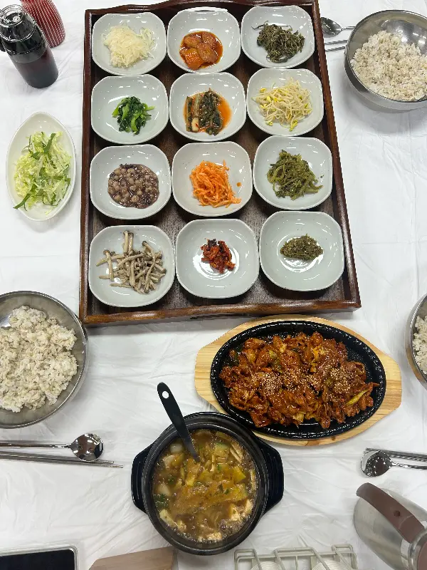 상다리 부러지게 차려진 한 상