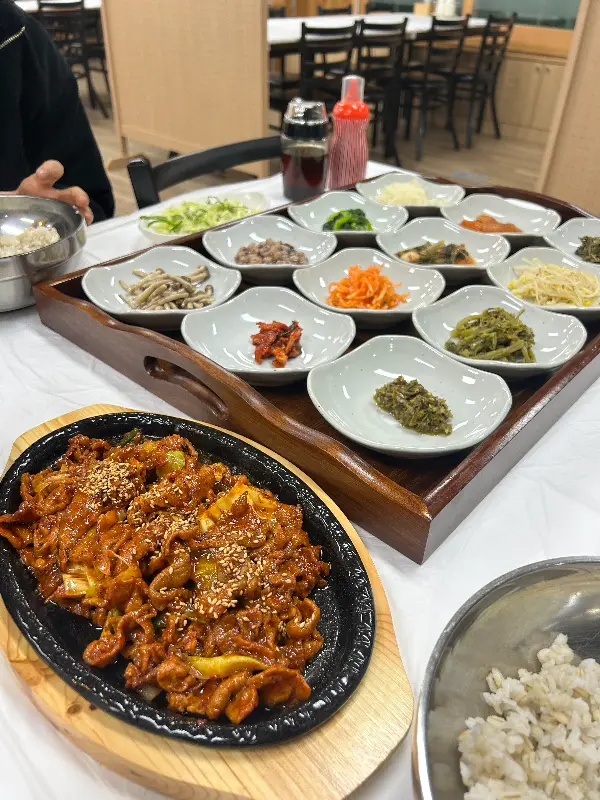 맛깔스러운 제육볶음과 밑반찬