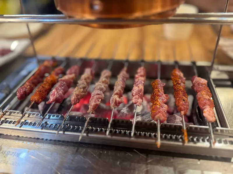 숯불 위에서 맛있게 익어가는 양꼬치