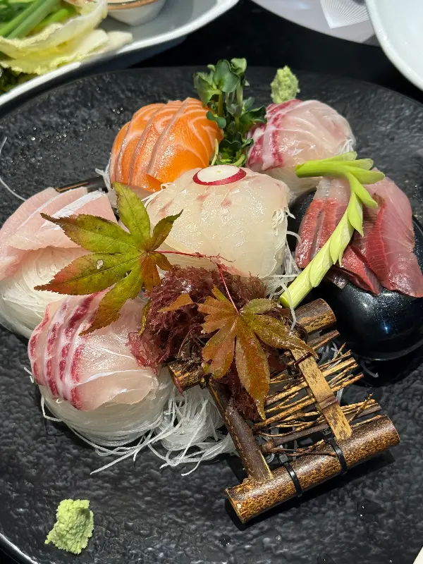 예쁘게 장식된 사시미 모듬