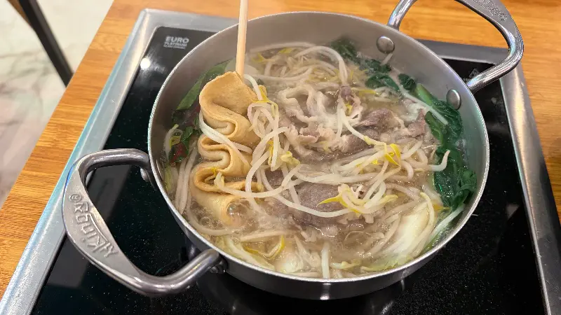 맛있게 익어가는 샤브샤브 재료