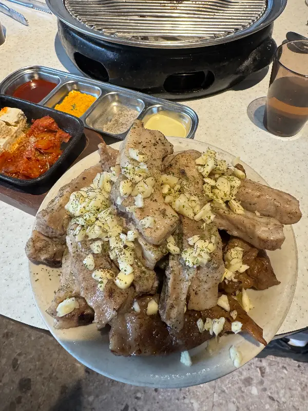 소금구이, 간장구이, 매콤구이 등 다양한 종류의 쪽갈비가 푸짐하게 담겨 나온 모습