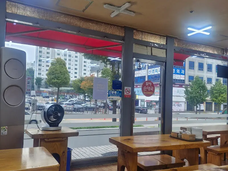 창밖이 보이는 테이블 좌석