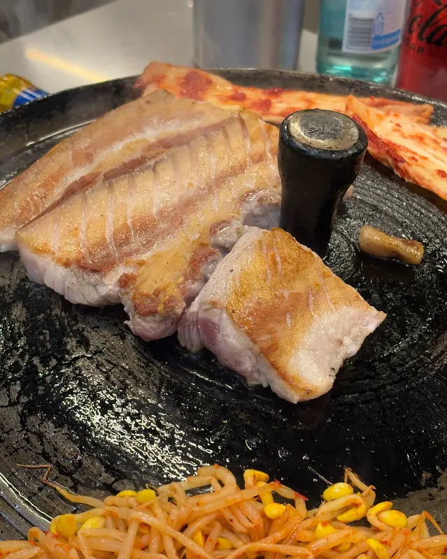 솥뚜껑에 구워지는 삼겹살