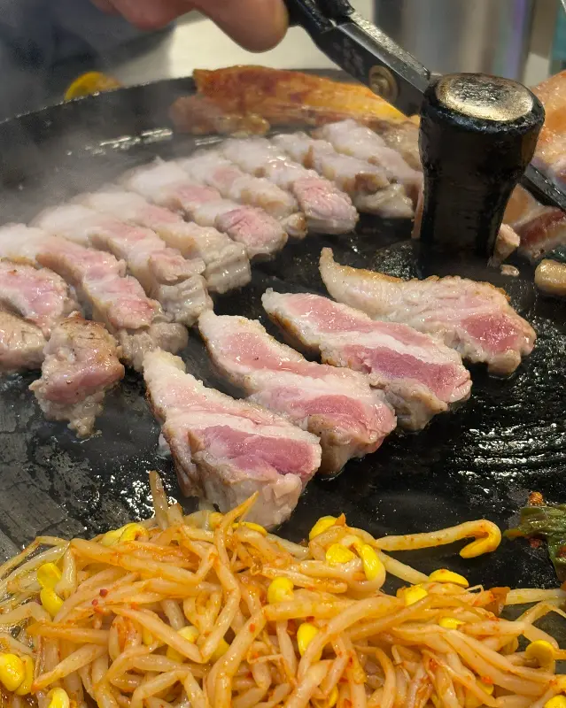 맛있게 구워진 삼겹살