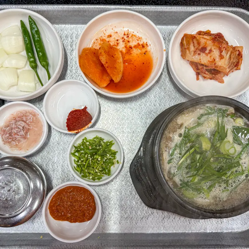돼지국밥 한상차림