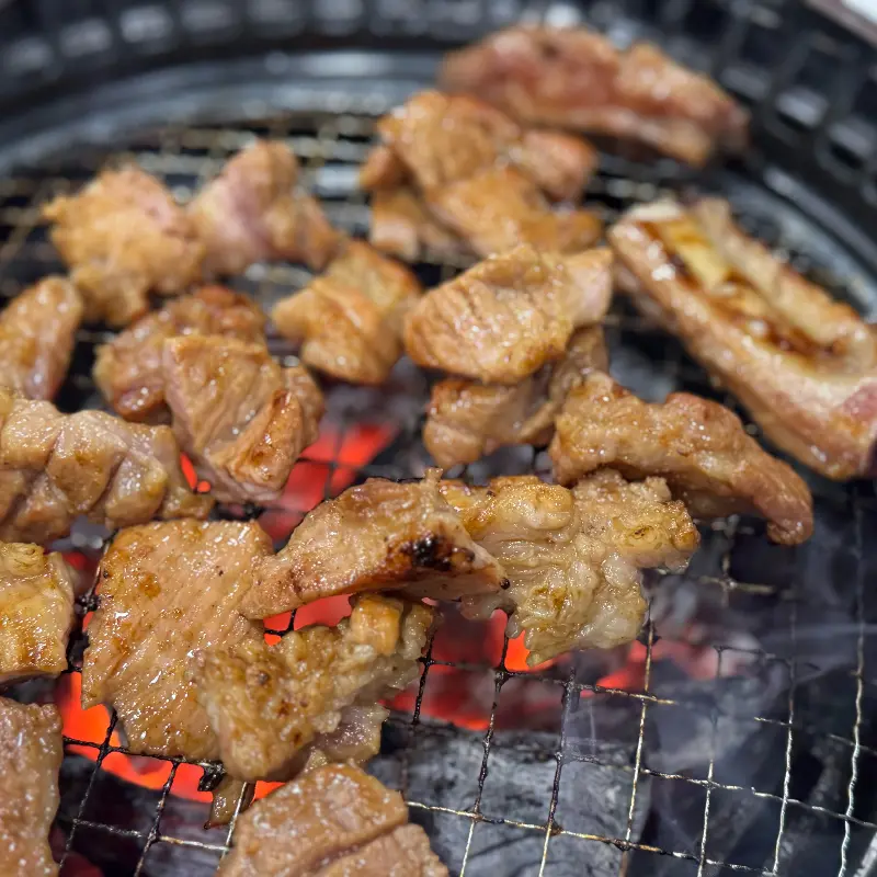 노릇하게 구워진 돼지갈비