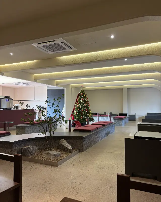 넓고 아늑한 아치연 내부