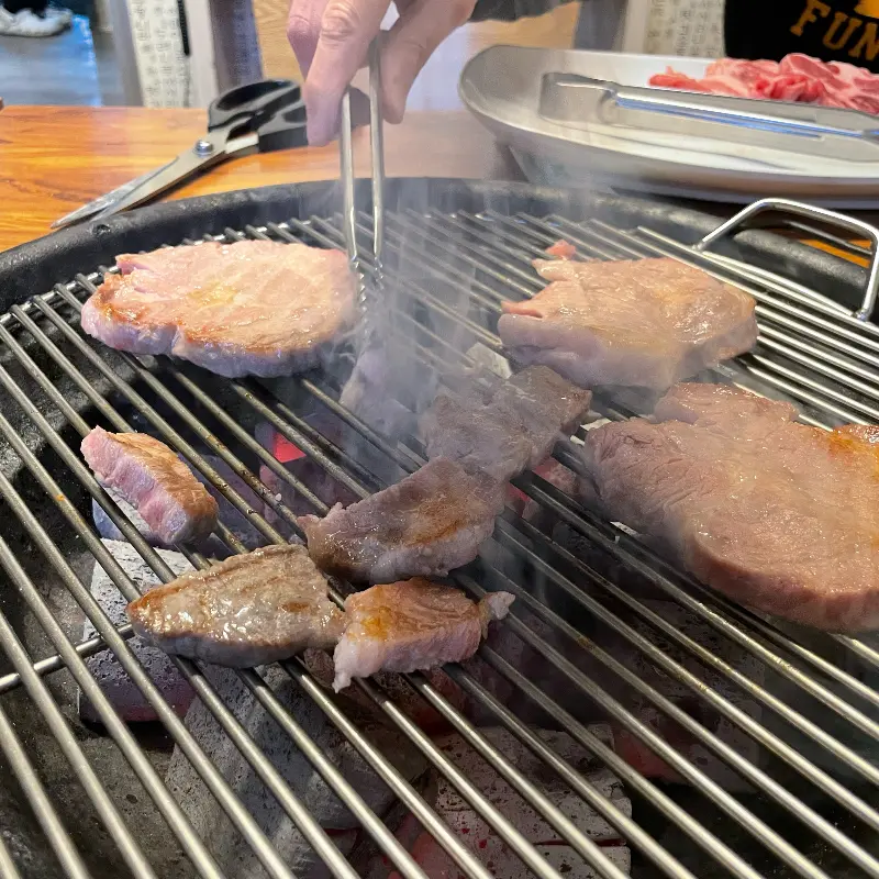 돼지갈비 굽는 모습