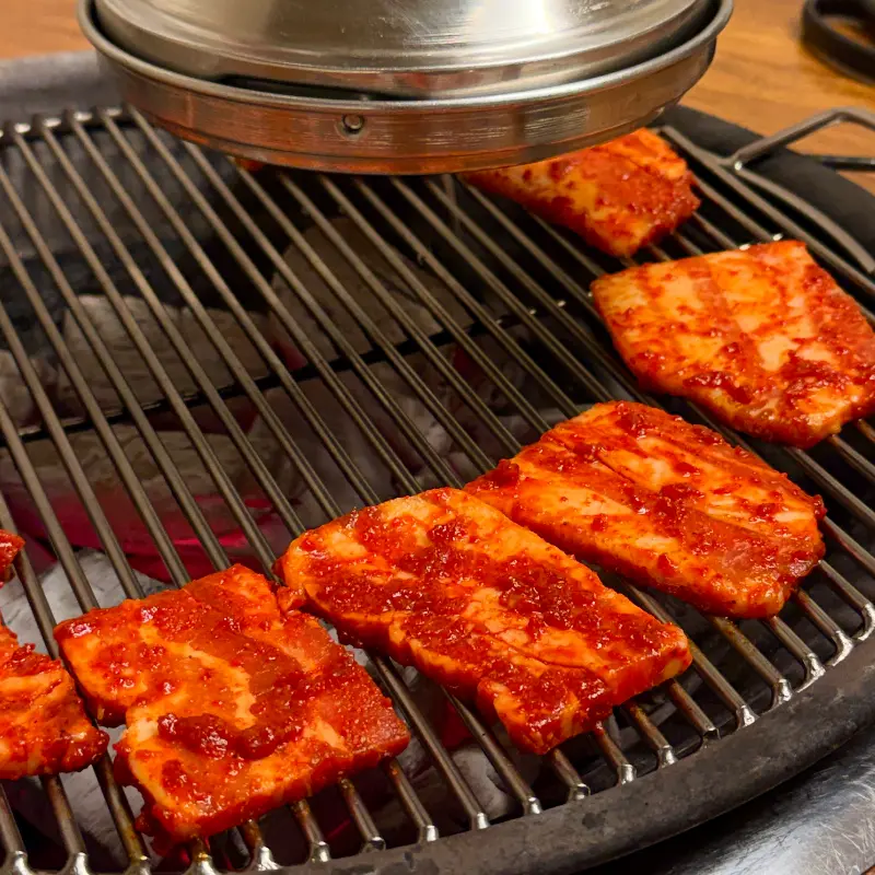 고추장 삼겹살 굽는 모습