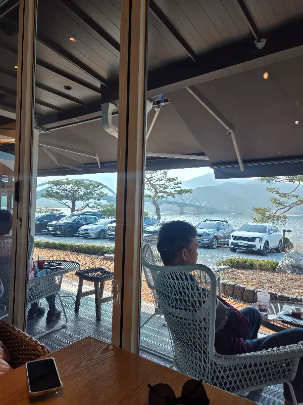 창가 자리에서 바라본 북한강 뷰