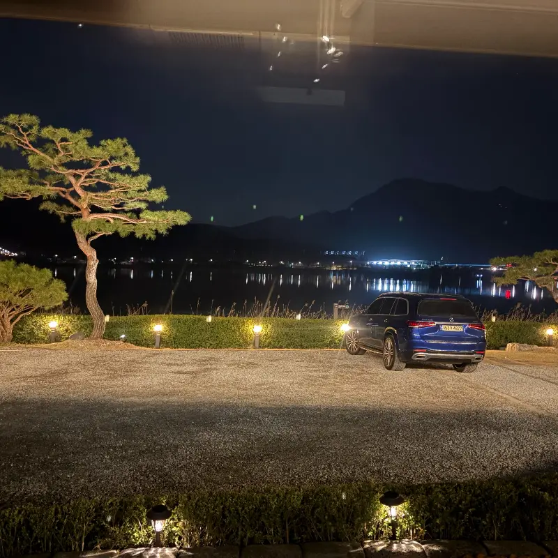 밤에 바라본 카페리노 외부 풍경