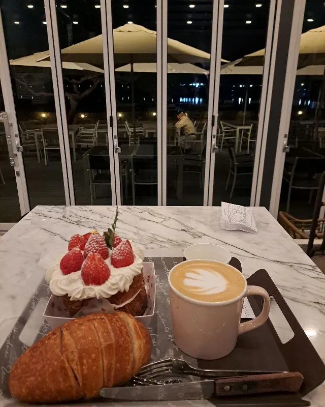 딸기 크루아상과 카페라떼