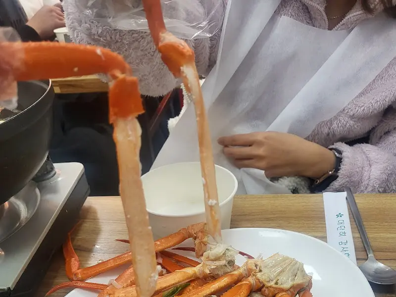 홍게 먹는 모습