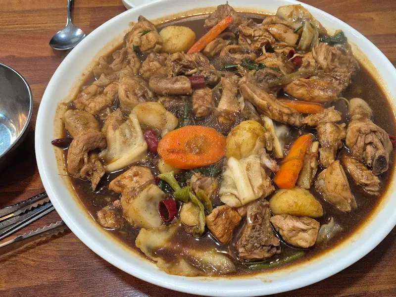 윤기가 자르르 흐르는 찜닭 한 상차림