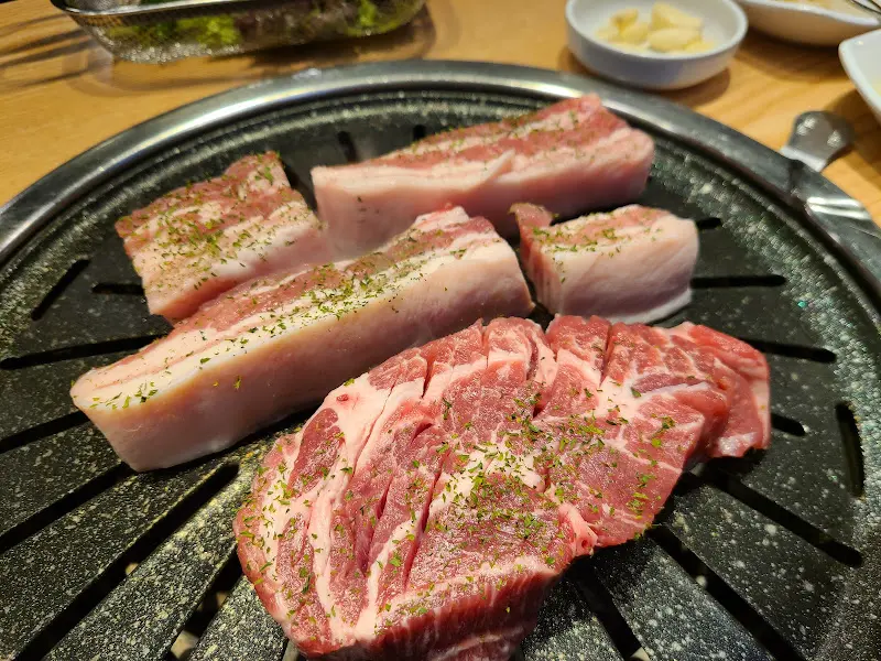 불판 위에서 노릇노릇 익어가는 삼겹살