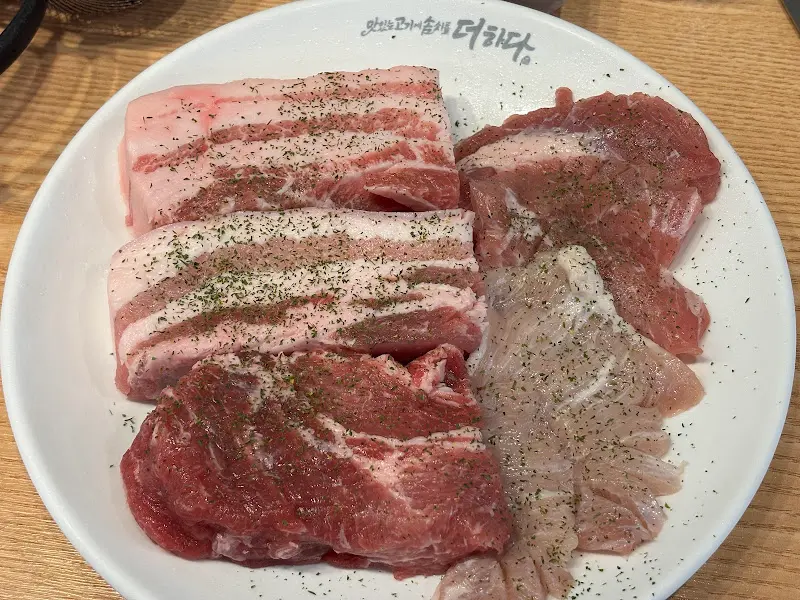 멜젓에 찍어 먹는 삼겹살