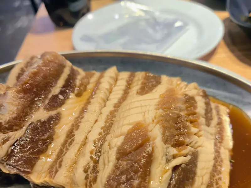 윤기가 좔좔 흐르는 숙성 삼겹살