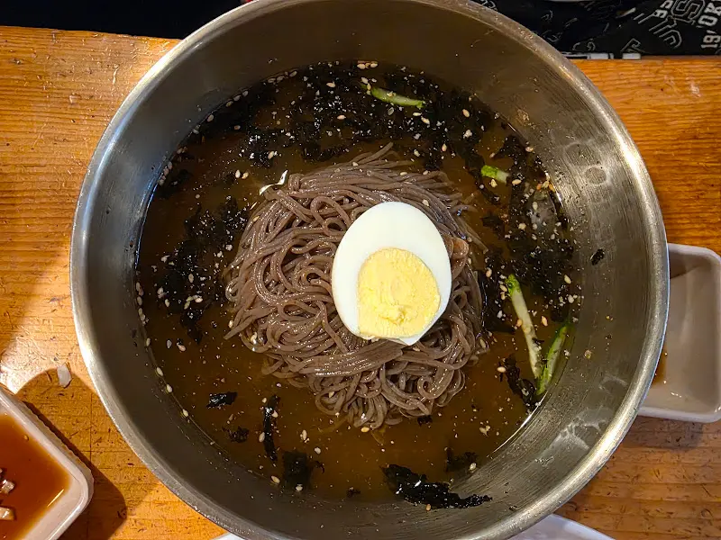 시원한 물 막국수