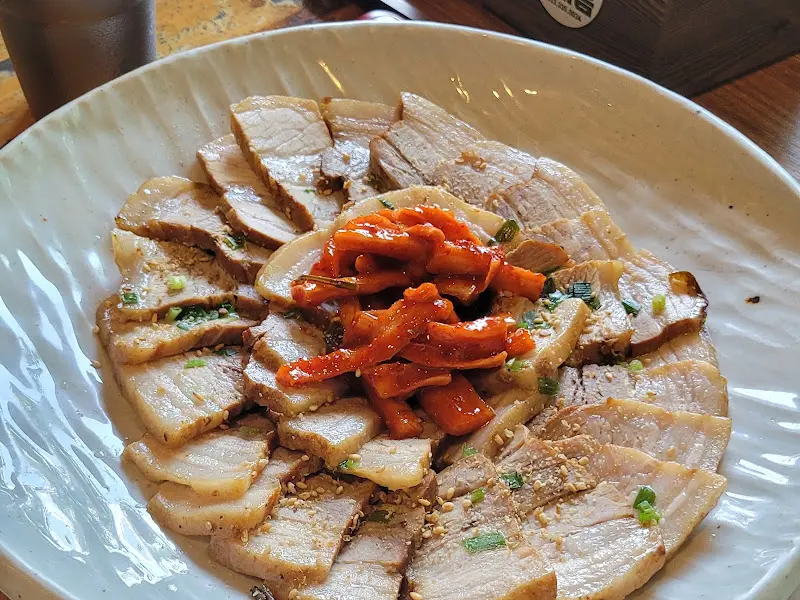 수육과 갓김치의 조화