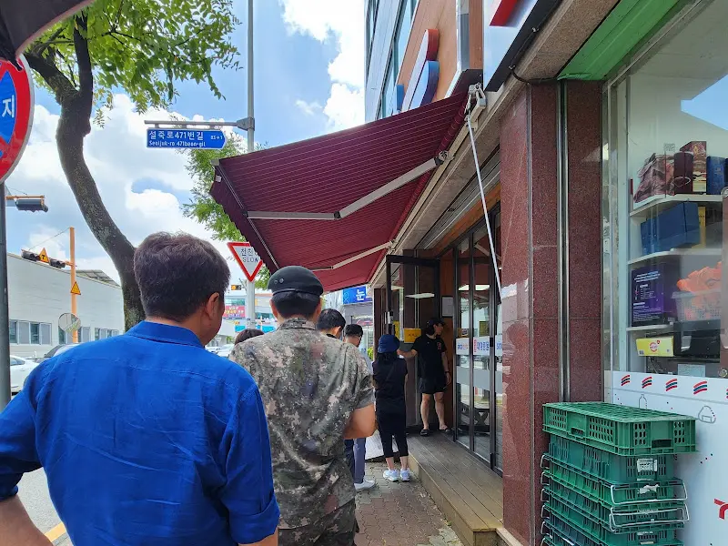 웨이팅 중인 대성콩물 식당 외부