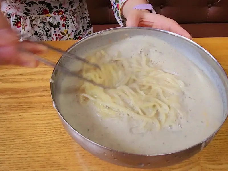 콩국수를 먹기 위해 면을 휘젓는 모습