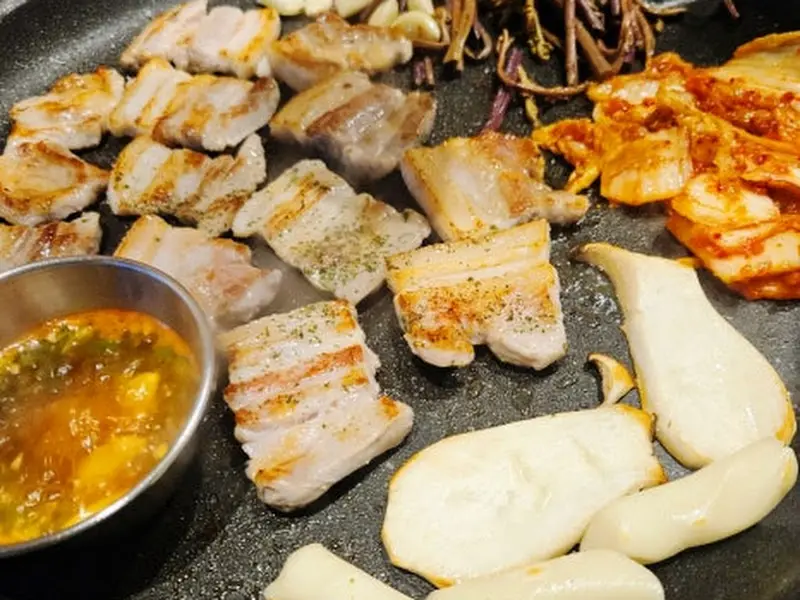 노릇하게 구워진 삼겹살