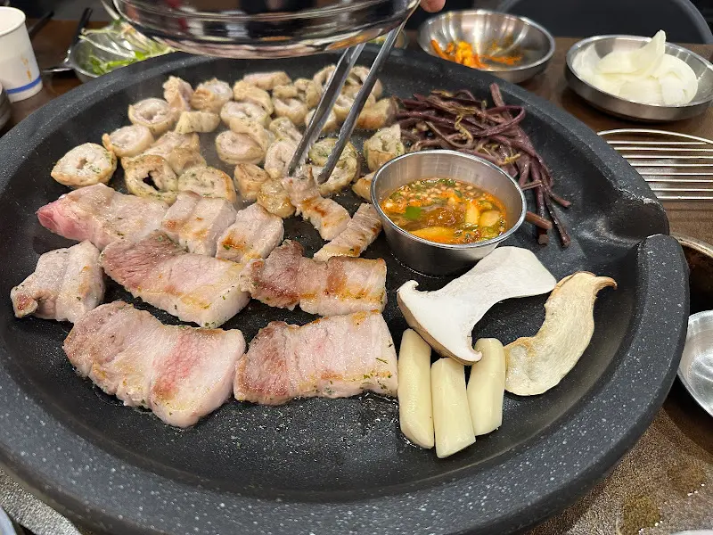 전문가의 손길로 구워지는 막창