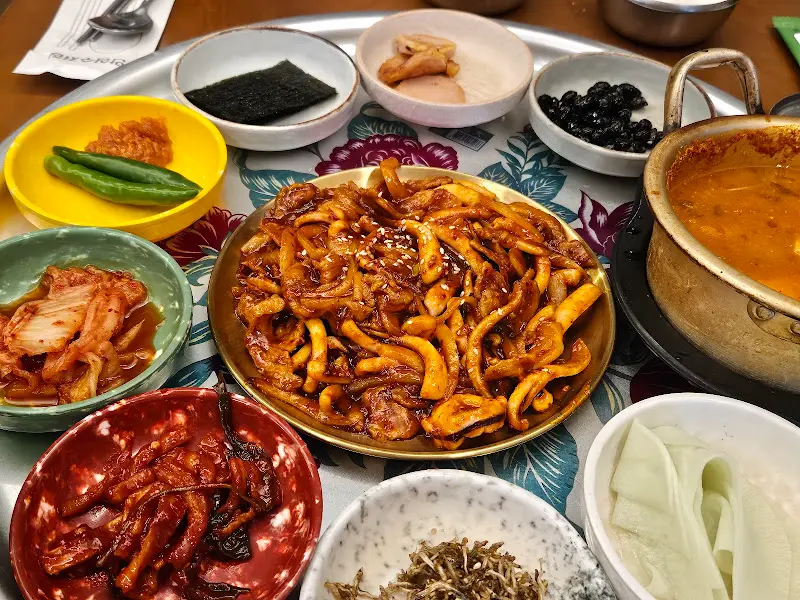 정갈하게 차려진 오삼불고기 한 상 차림