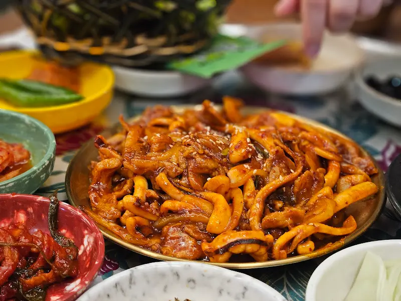 매콤한 양념이 맛있게 버무려진 오삼불고기