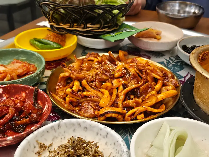 푸짐한 한 상 차림을 다양한 각도에서