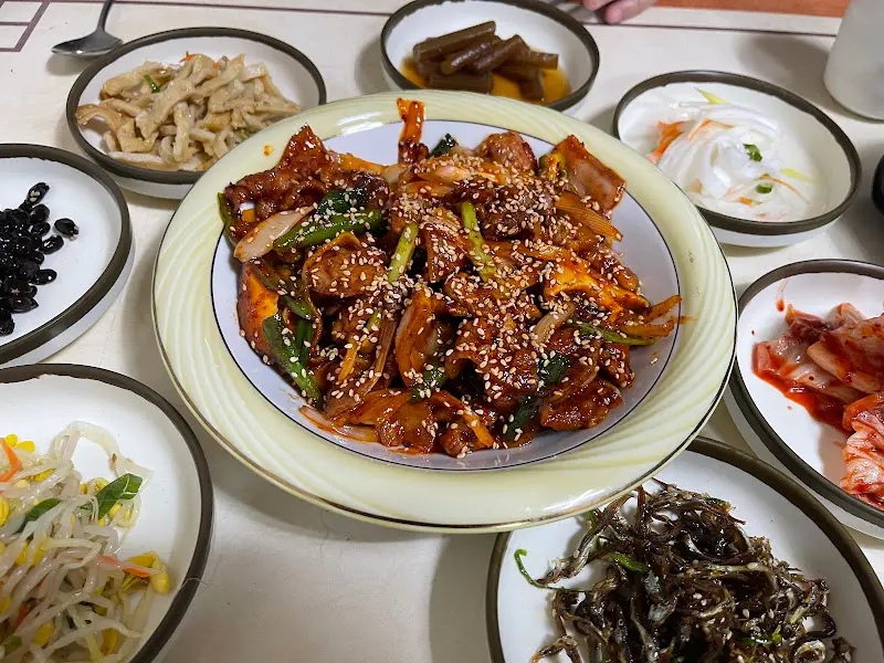 오징어 볶음과 밑반찬