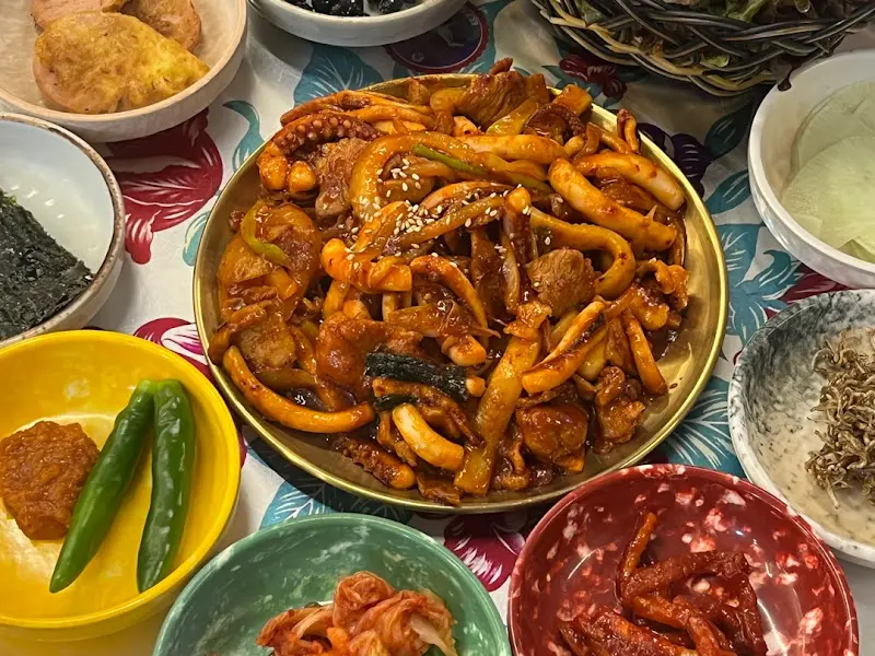 밑반찬과 함께 즐기는 오삼불고기