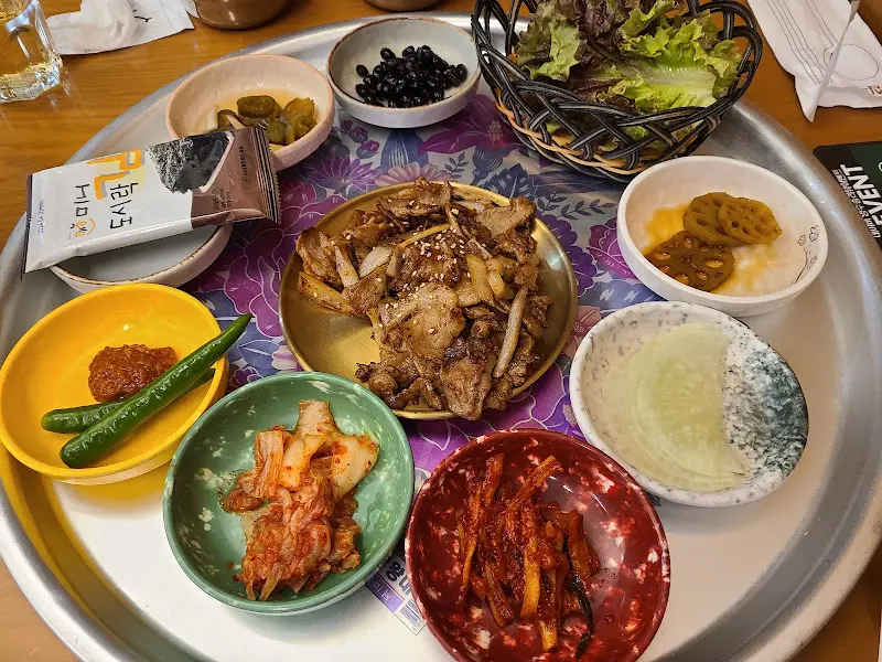 푸짐한 한 상 차림 전체샷