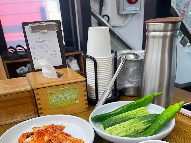 싱싱한 채소가 곁들여진 메밀전