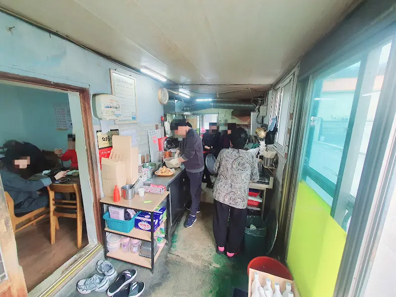 분주한 주방의 모습