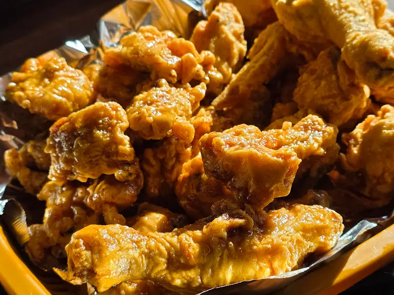 윤기가 자르르 흐르는 순살 양념 치킨