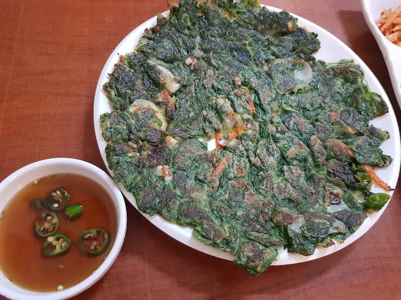 향긋한 방아잎이 듬뿍 들어간 방아전