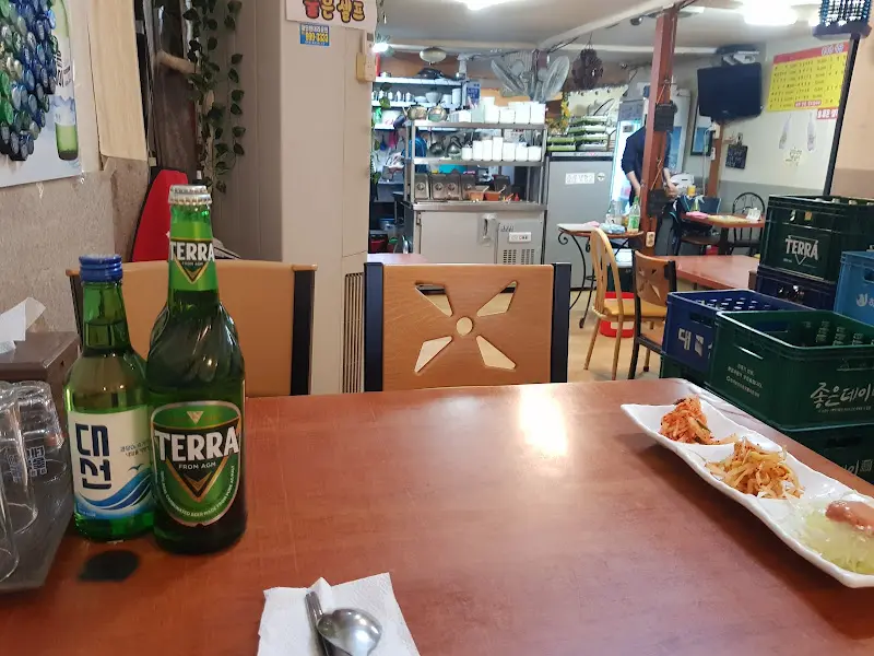 소박하고 정겨운 오성식당 내부 모습