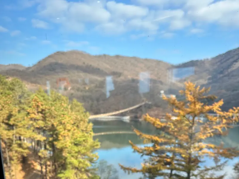 푸른 하늘 아래 펼쳐진 마장호수와 출렁다리