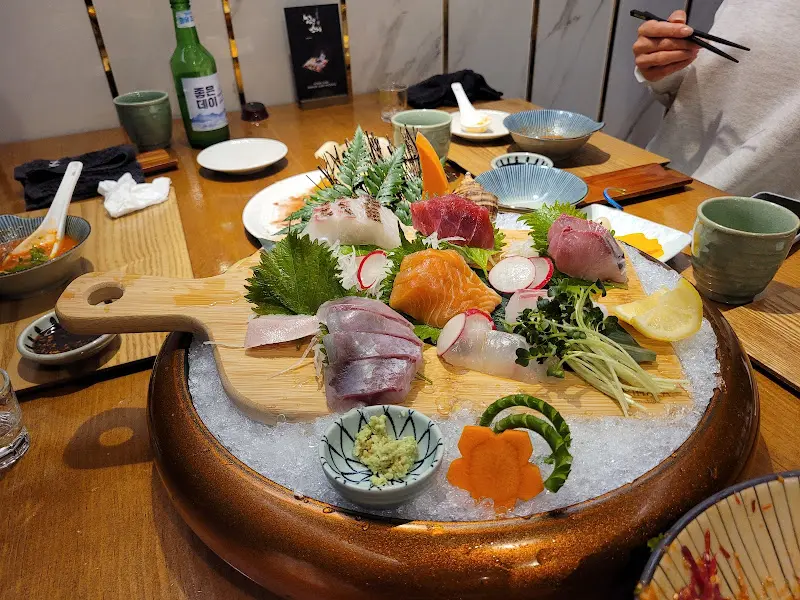 싱싱한 해산물이 가득한 사시미 한 상