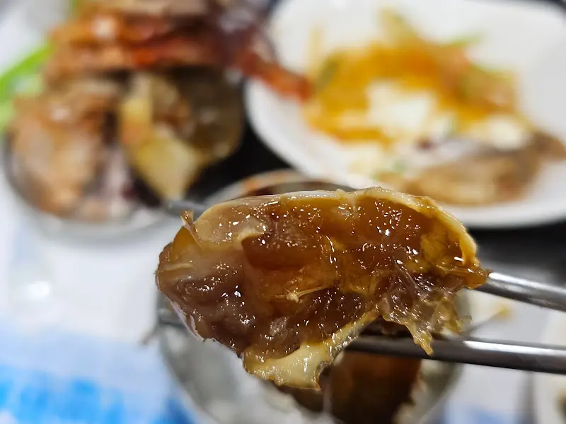 젓가락으로 집어 올린 간장게살