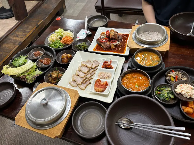 푸짐하게 차려진 한 상