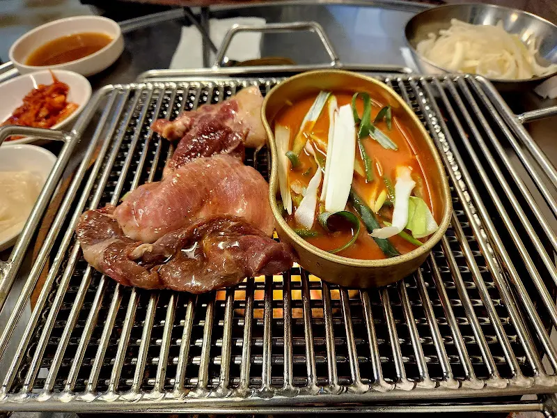 불판 위에서 익어가는 고기